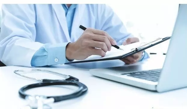 Atestados médicos falsos: CFM lança plataforma para combater emissão, segue links